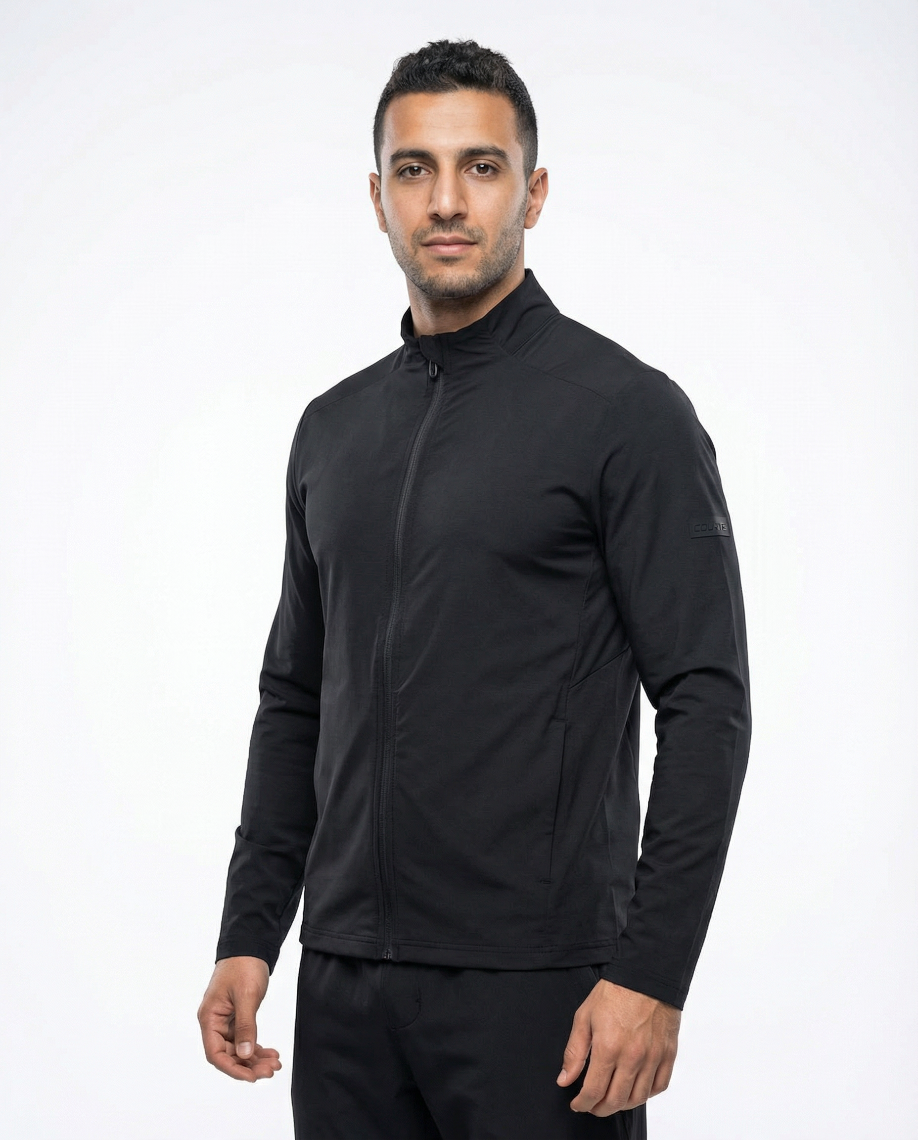 Man wearing a black jacket on a white background
Courts Sport
#color_black